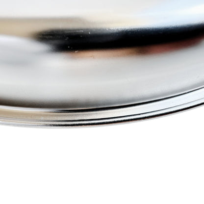 Close-up view of the rolled edge on the back of a kid's stainless steel divided plate, highlighting its smooth, safe, and durable design for babies and toddlers.