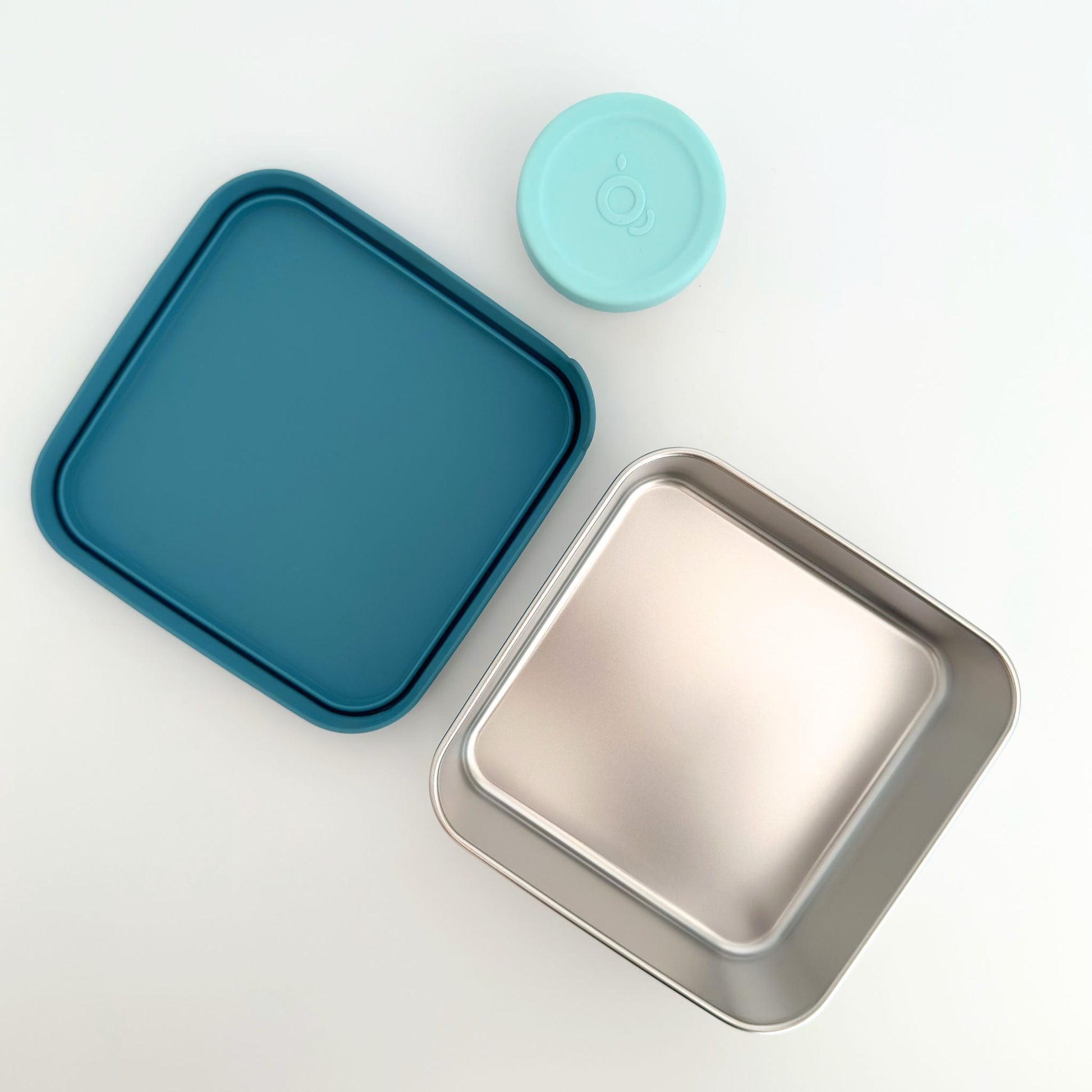 Stainless steel 304 grade lunch box 650ml with dip pot 75ml. LFGB-certified Silicone Lid in teal blue. BPA-free, Greenvyne.